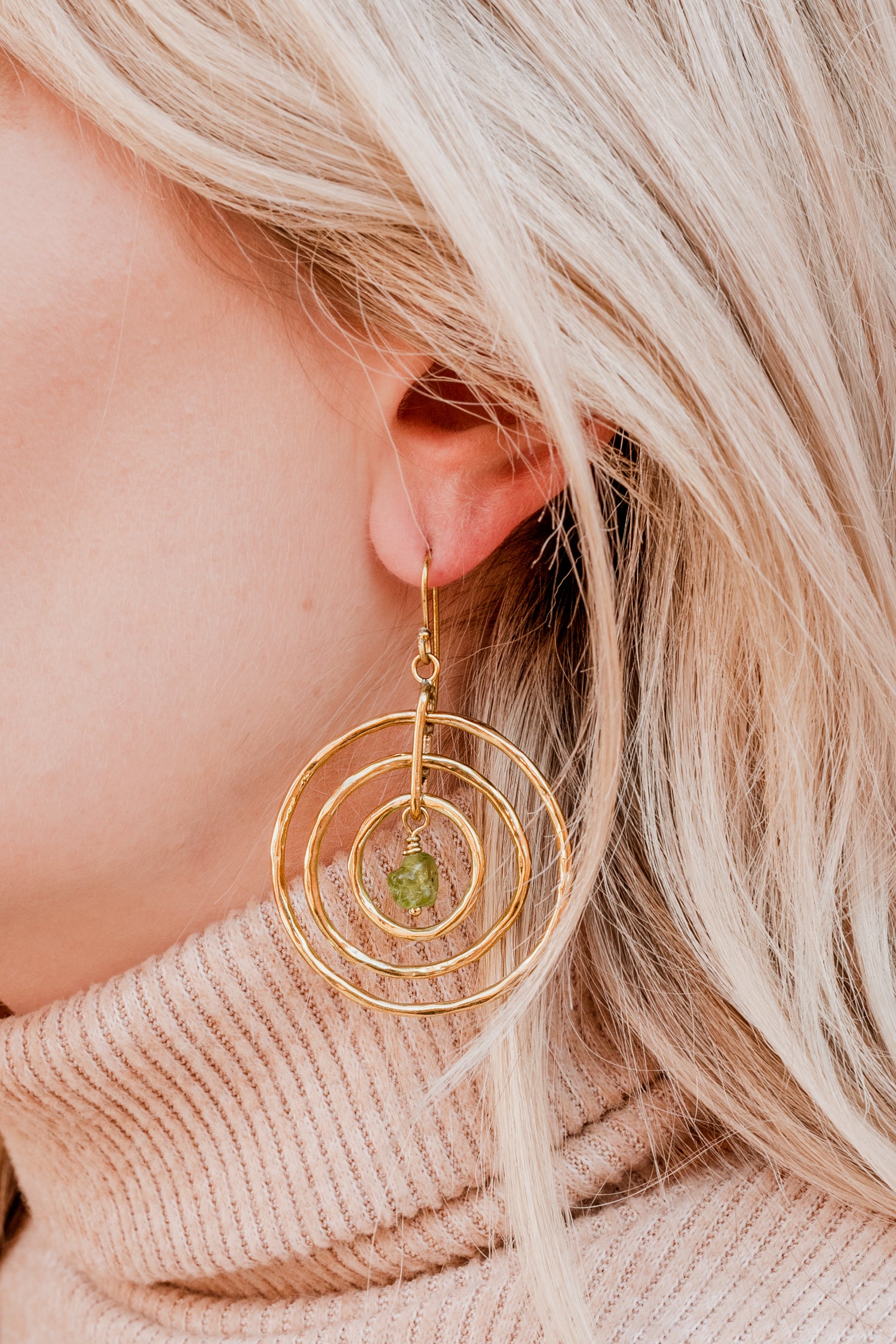 Che Shale Hoops - Peridot